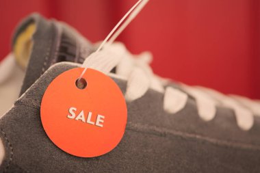 Mağaza ortamında belirgin bir şekilde gösterilen gri spor ayakkabıları.