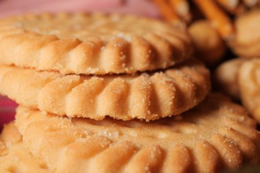 Altın kurabiyeler güzelce düzenlenir, harika bir ikram için mükemmeldir..