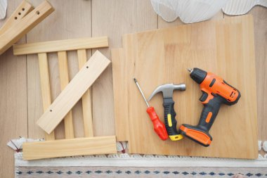 Aletler ve ahşap parçalar kapalı bir yerde kendin yap projesi için düzenlendi..