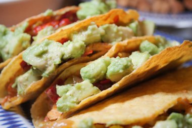 Guacamole soslu renkli tacolar ve taze malzemeler tadını çıkarmaya hazır..