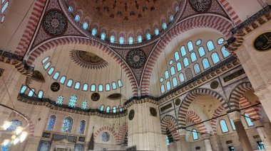 Caminin içi dekore edilmiş vitrinler karmaşık kemerler ve boyalı camlar.