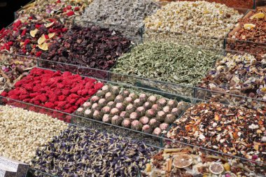 Sıra sıra kurutulmuş bitkiler ve çiçekler pazarları renklerle dolduruyor..