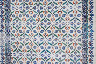 Karmaşık döşeme işleri canlı çiçek motifleri ve geometrik şekiller içerir.