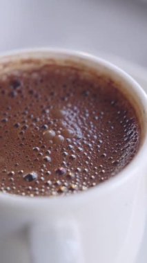 Sabahın köründe Türk kahvesinin tadını çıkarıyorum.