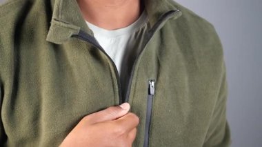 Model, sonbahar için mükemmel katman tekniği olan fermuarlı bir ceket sergiliyor..
