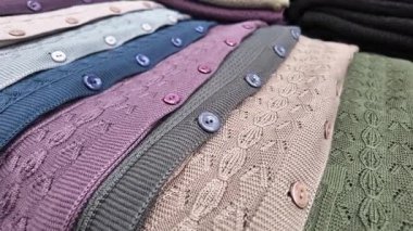 Alışverişçiler için farklı renk ve stillerde farklı örgü..