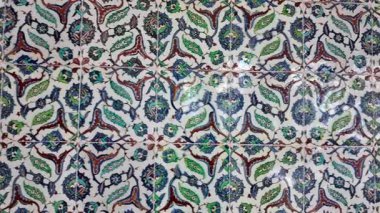 Mimari bir mucizedeki dekoratif fayanslar üzerine karmaşık tasarımlara dikkat edin.