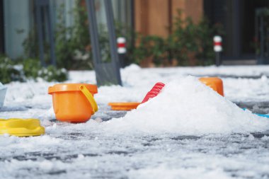 Parlak renkli kovalar karda oturur ve neşeli bir kış ortamı yaratır..