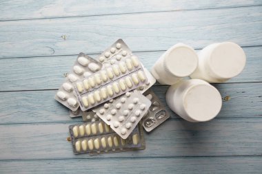 Yastık kılıfına yastık koymak .