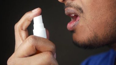 Bireyler evde hızlı bir tazeleme için sprey sıkarlar..