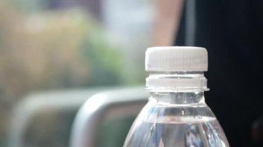 Açık su şişesi kapağı kapağı kapat 