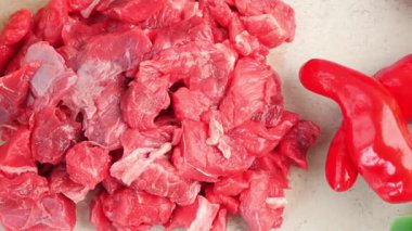 Evde lezzetli bir yemek için taze et ve kırmızı biber hazırlıyorum..