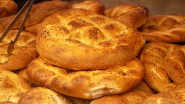 Yerel bir pastanede taze ekmek aromasının tadını çıkar..