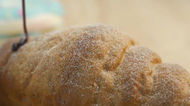 Taze pişmiş ekmeğin üzerine çikolata döküyorum. .