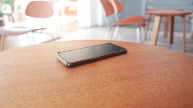 Tahta masada dinlenen bir telefon almak için bir akıllı telefon seçin. .