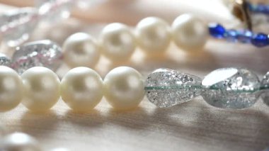 Her durum için zarif inci ve boncuk takılar tasarla..