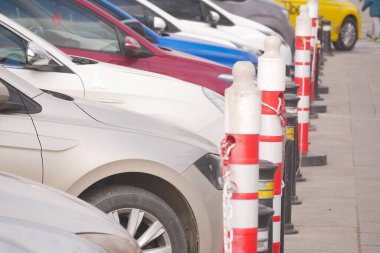 Gündüz vakti bir otoparkta çok sayıda araç iyi organize edilir..