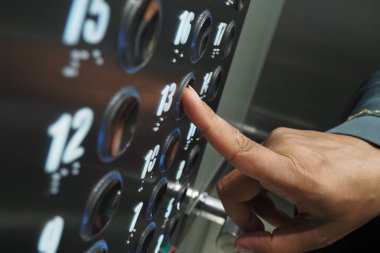 Asansör ayarında bir kişi on üçüncü katı seçer..