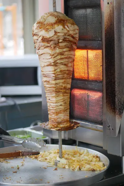 Taze kızarmış shawarma ızgarada döner, servis için hazırdır..