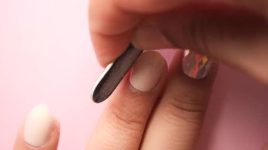 Karmaşık bir tırnak sanatının güzel desenlerle canlanmasını izleyin..