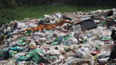 Plastik atık ve moloz yığını bir şehrin zeminini dolduruyor..