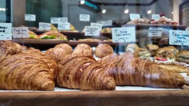 Bir pastanede çeşitli kruvasan ve hamur işleri düzenlenir..