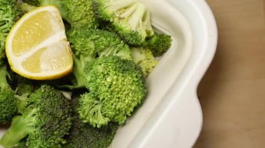 Brokoli ve limon bir araya getirildi, sağlıklı bir yemek için hazırlandı..