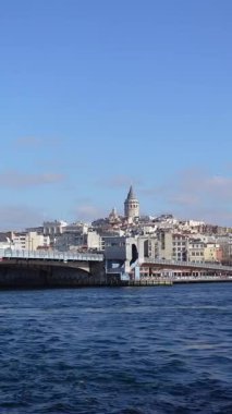 İstanbul 'da sakin sularla dolu Galata Kulesi' nin üzerindeki parlak gökyüzü.