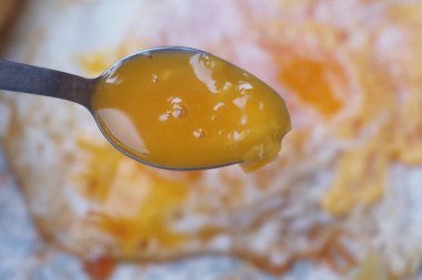 Kaşığın üzerinde altın bir yumurta sarısı bulunur..