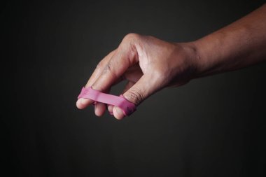 Pembe Parmak Egzersizi Arkaplana Karşı El Kapanışı Aracı.