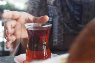 Öğlen saatlerinde yerel bir kafede geleneksel Türk çayının tadını çıkarıyorum..