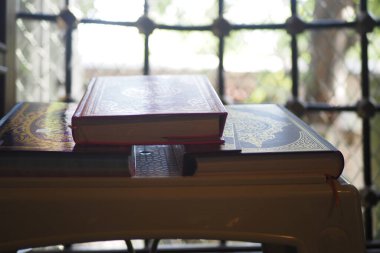 Kuran, camideki küçük bir masanın üzerinde dinleniyor. .