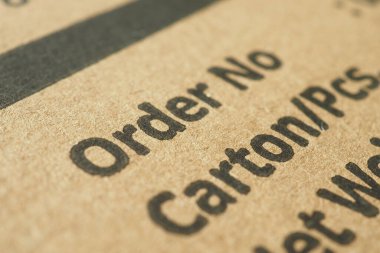 Bir karton üzerine basılmış dağıtım sipariş bilgisinin yakın görüntüsü.