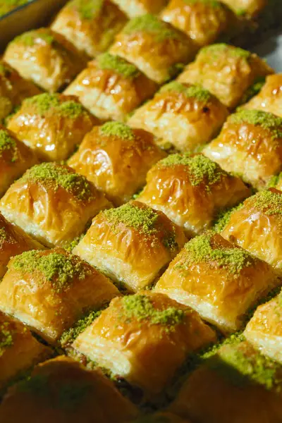Bugün markette fıstıklı taze baklava yaptım..