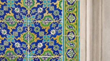 Karmaşık tasarımlardaki güzel fayanslar tarihi bir binanın cazibesini arttırır..
