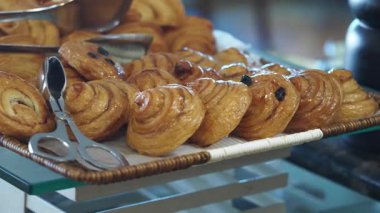 Müşteriler canlı bir fırın atmosferinde lezzetli hamur işlerinin tadını çıkarırlar..