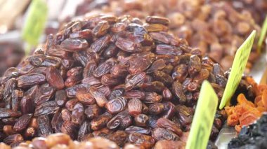 Satılığa hazır bir pazarda yeni toplanmış tarihler sergileniyor..