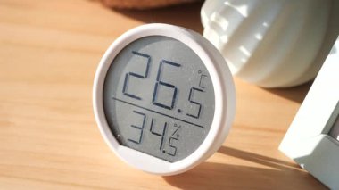 Dijital ekrana göre sıcaklık 26.5 derece ve nem oranı% 34..