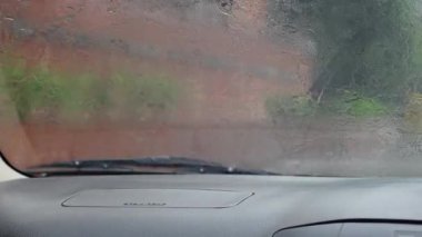 Araba sürerken sağanak yağış alıyor, ileriyi ve çevreyi bulanık görüyor..