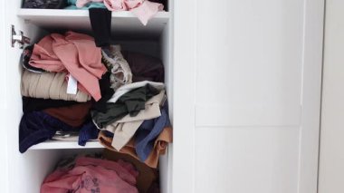 Giyim eşyalarıyla dolu bir dolap, berraklık için dikkatli bir düzenleme gerektirir..