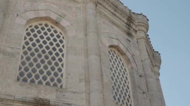 Ayrıntılı taş işçiliğinde eşsiz pencere tasarımları keşfedin.