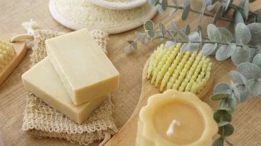 Doğal malzemeler ve araçlarla organik sabun yaratmanın göstergesi.