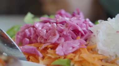 Lezzetli karışık salata, canlı sebzeler ve pirinç servis ediliyor..