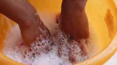 Eller kabarcıklarla dolu kumaşları dikkatle temizler..