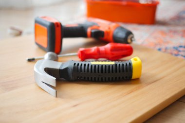 DIY projeleri için çeşitli araçlar ahşap bir yüzey üzerinde düzenlenmiştir.