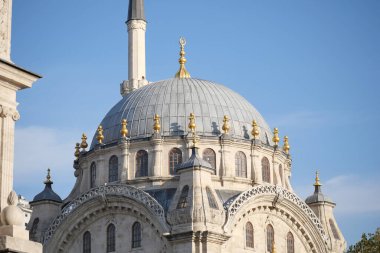 Eski bir caminin süslü kubbesi güneş ışığında parıldıyor..