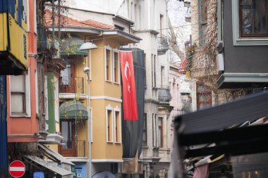 İstanbul 'da Türk bayrağıyla süslenmiş canlı bir şehir caddesi.