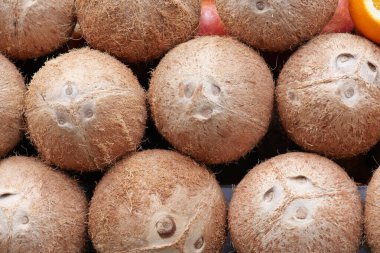 Kahverengi desenli kabuklu taze hindistan cevizlerinin yakın plan görüntüsü