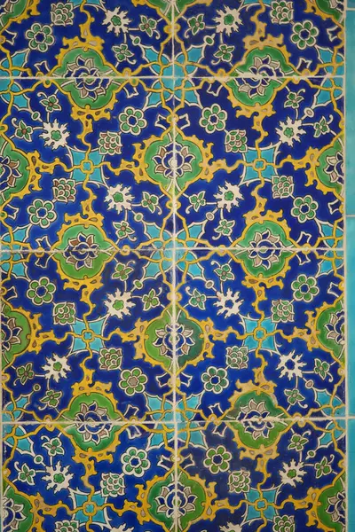 Karmaşık fayanslar canlı renklerde çiçek ve geometrik tasarımlar içerir.