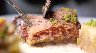 Fındık ve şuruplu zengin baklava, tatlı severler için mükemmel..